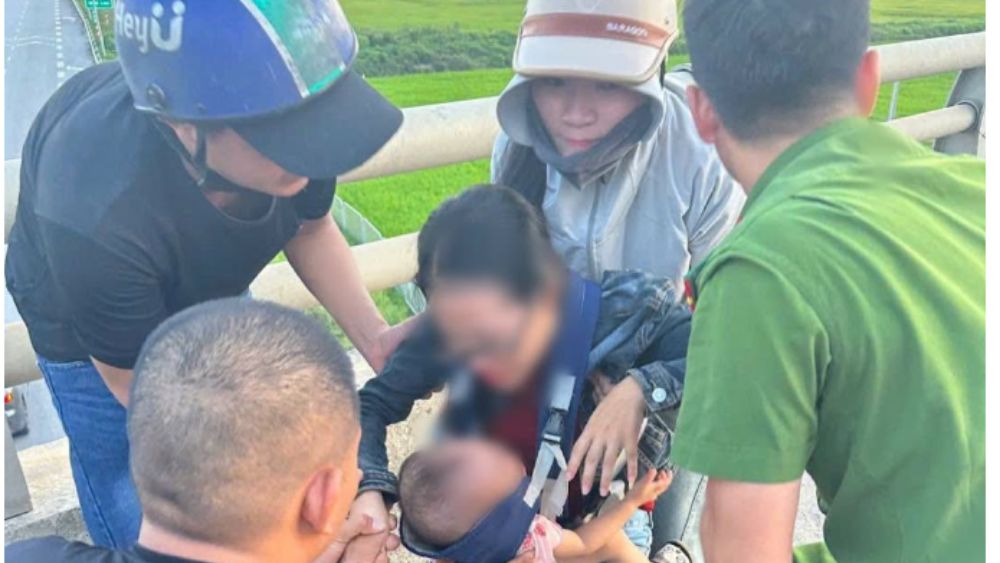giải cứu người mẹ ôm con nhảy cầu