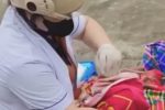 Sản phụ bất ngờ chuyển dạ, sinh con ngay bên lề đường ở Nghệ An
