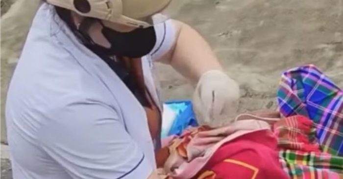 Sản phụ bất ngờ chuyển dạ, sinh con ngay bên lề đường ở Nghệ An