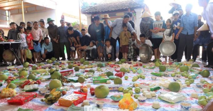 Lễ cướp cô hồn Rằm tháng Bảy thu hút người dân