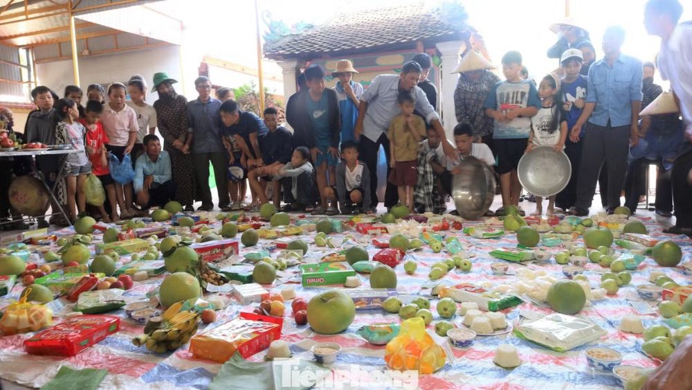 Lễ cướp cô hồn Rằm tháng Bảy thu hút người dân