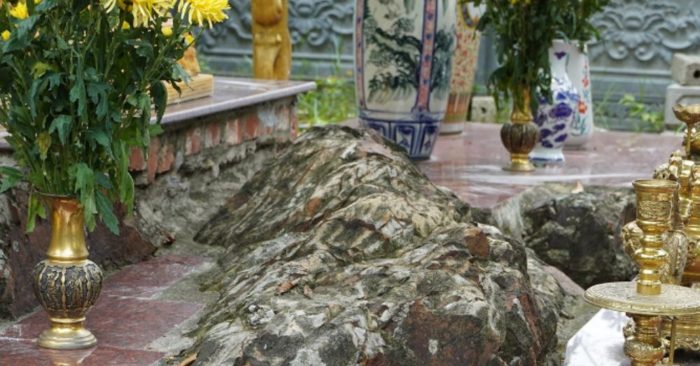 Khối đá linh thiêng và truyền thuyết về đền Cô Đá ở Nghệ An