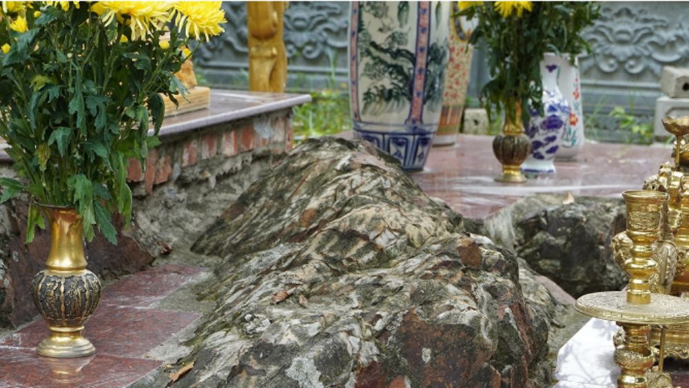 : Khối đá linh thiêng gắn với đền Cô Đá
