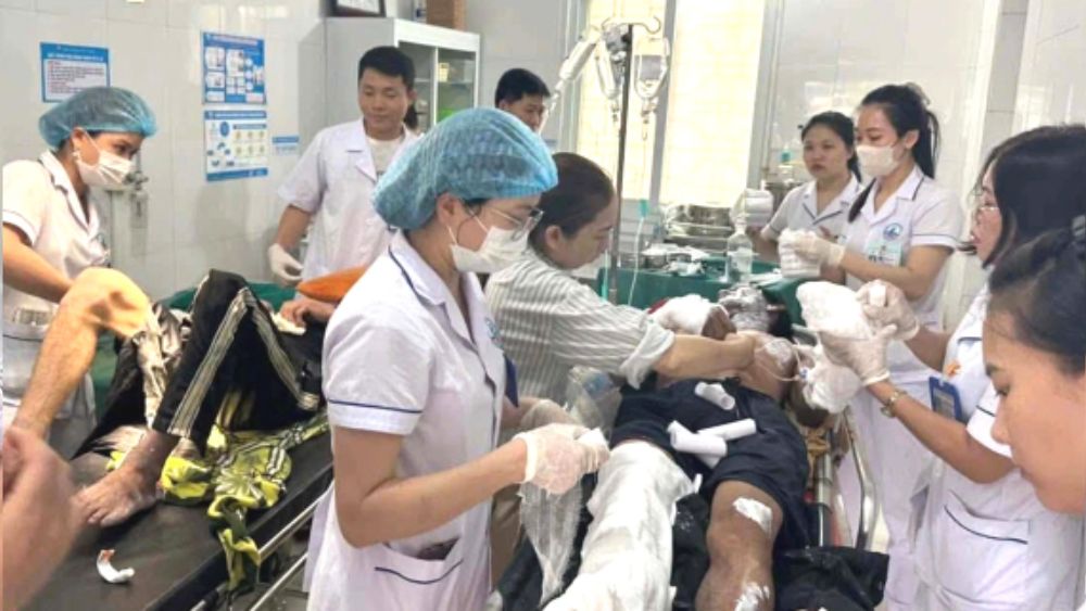 Hai người bỏng nặng do điện phóng khi dựng quán