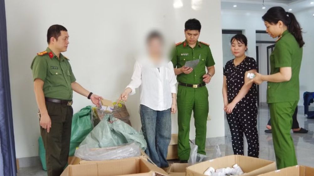Thuốc đông y giả được đóng gói, dán nhãn để bán