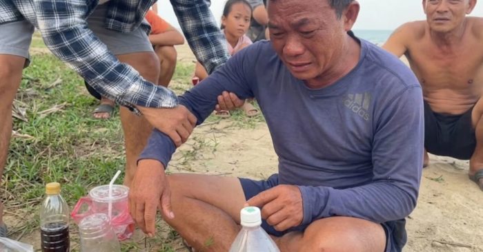 Bị sóng cuốn xa bờ 7km, người đàn ông Hà Tĩnh thoát chết thần kỳ sau 10 giờ kiệt sức giữa biển tìm đường vào bờ biển.