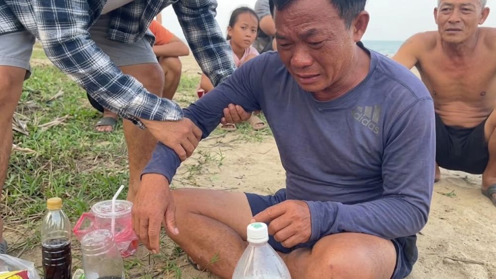 Bị sóng cuốn xa bờ 7km, người đàn ông Hà Tĩnh thoát chết thần kỳ sau 10 giờ kiệt sức giữa biển tìm đường vào bờ biển.