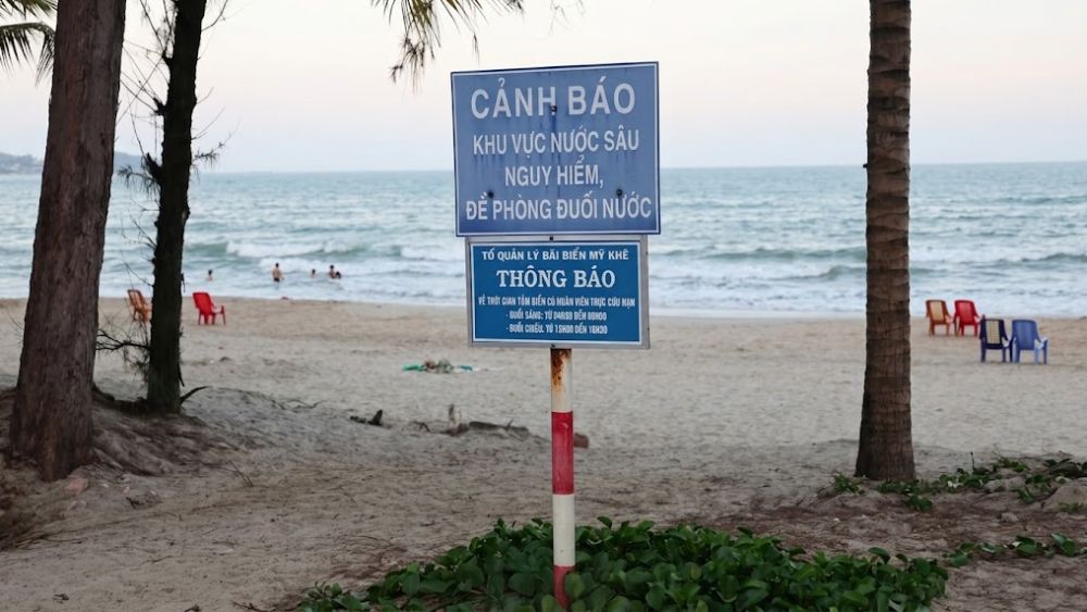 Đội cứu nạn biển Mỹ Khe đáp ứng kịp thời 5 học sinh rơi vào ngành sâu thăm nước. Lực lượng chức năng cảnh báo an toàn khi tắm biển.