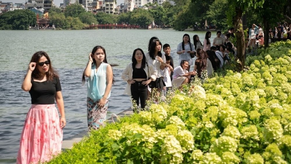 Người dân và du khách đông đúc xếp hàng chụp ảnh bên dải hoa cẩm tú cầu rực rỡ quanh Hồ Gươm trong những ngày đầu thu.