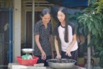 Mồ côi cha, nữ sinh phụ bà bán ốc thành thủ khoa