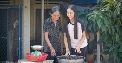 Mồ côi cha, nữ sinh phụ bà bán ốc thành thủ khoa