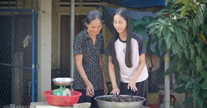 Cùng bà ngoại ráy ốc sinh từ nhỏ, nữ sinh mồ côi phấn leo lên thành thủ khoa Đại học Phạm Văn Đồng. Khám phá chương trình nghị luận giàu có!