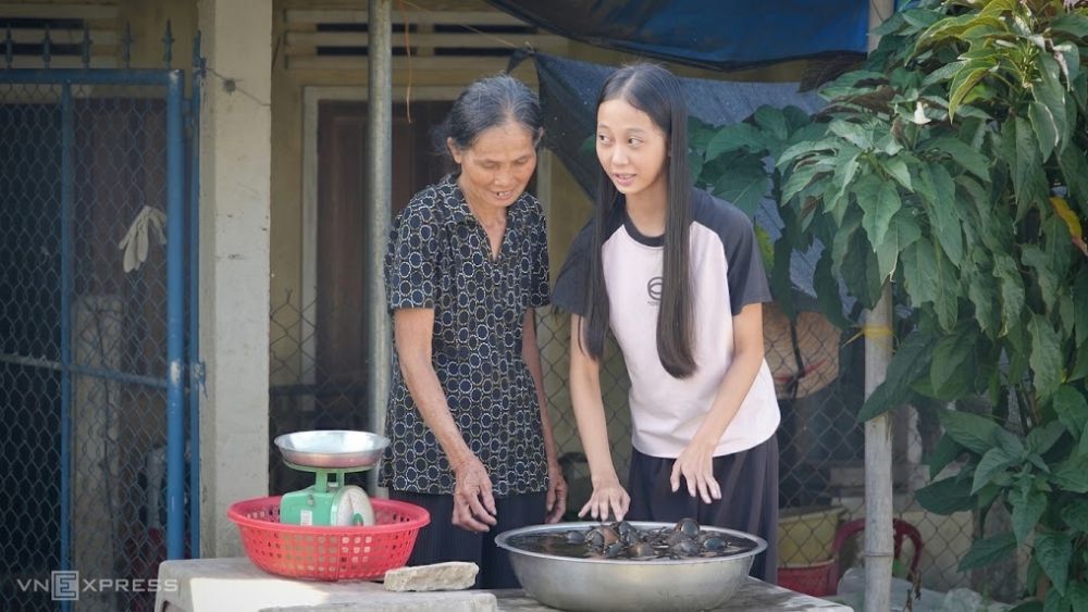 Cùng bà ngoại ráy ốc sinh từ nhỏ, nữ sinh mồ côi phấn leo lên thành thủ khoa Đại học Phạm Văn Đồng. Khám phá chương trình nghị luận giàu có!