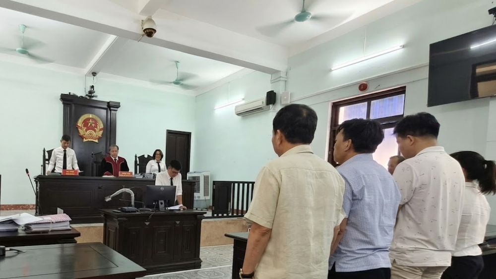 Ba cựu thẩm phán và kiểm sát tại Thừa Thiên Huế lãnh đạo tù vì hành vi nhận tiền tiết lộ từ bị cáo để giảm nhẹ hình phạt.