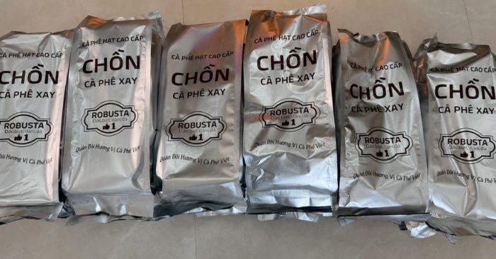 Khởi tố chủ cơ sở cà phê Nguyễn Thành Bình vì sản xuất, buôn bán cà phê giả. Xem chi tiết vụ việc và tang vật bị thu giữ.