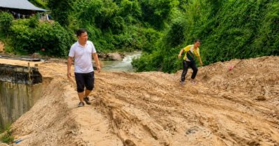Chuyến đi đặc biệt của thầy cô vùng cao vượt núi tìm học sinh.