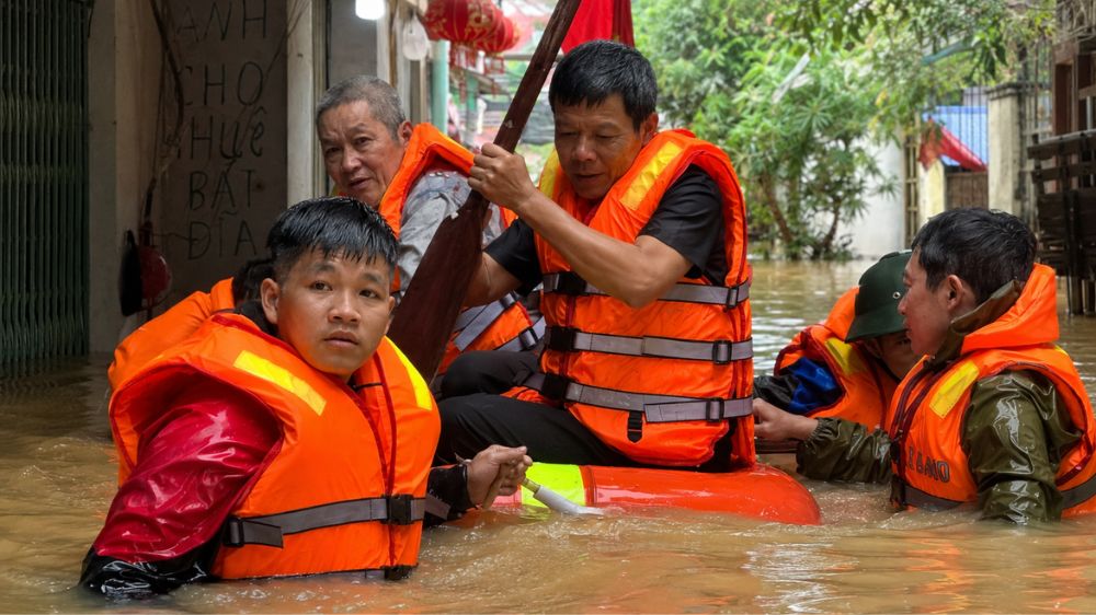 Lạng Sơn ngập sâu do lũ, lực lượng công an hỗ trợ người dân di dời người và tài sản đến nơi an toàn.