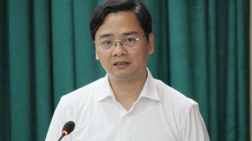 Giám đốc Sở Giáo dục và Đào tạo Tuyên Quang Vũ Đình Hưng bị đình chỉ công tác sau vụ điểm thi bất thường tại trường chuyên.