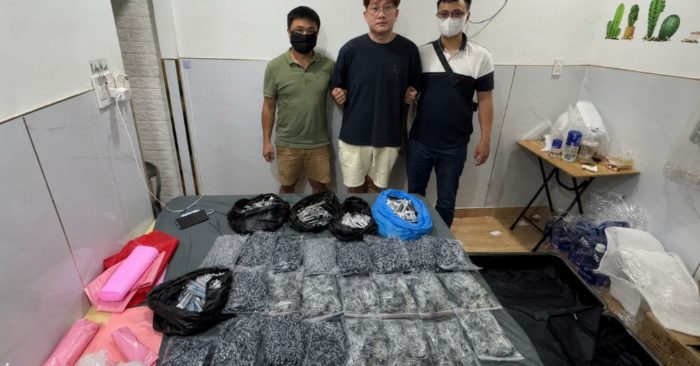 10 người nước ngoài bị bắt trong đường dây ma túy ở TP.HCM. Vụ án hé lộ thủ đoạn trộn ma túy vào thuốc lá điện tử.
