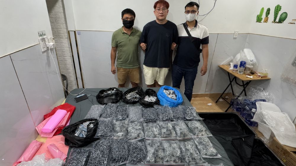 10 người nước ngoài bị bắt trong đường dây ma túy ở TP.HCM. Vụ án hé lộ thủ đoạn trộn ma túy vào thuốc lá điện tử.