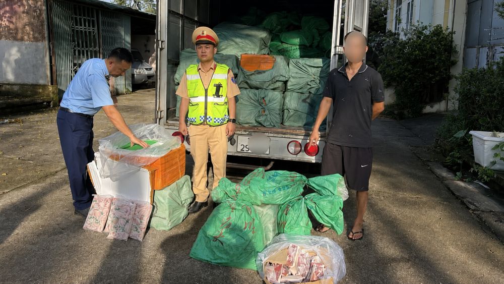 Lực lượng chức năng tăng cường kiểm tra phương tiện chở thực phẩm đông lạnh, ngăn hàng không rõ nguồn gốc len lỏi vào thị trường.