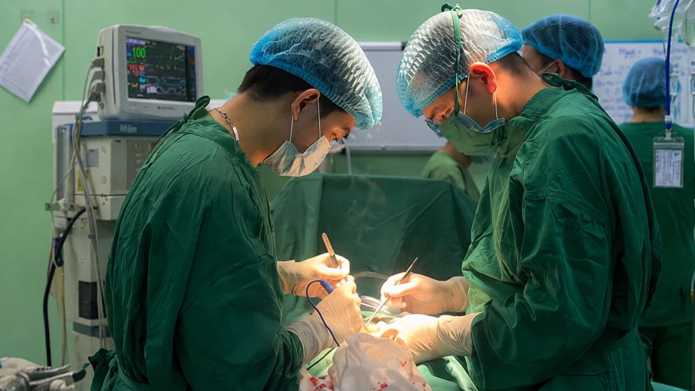Người đàn ông hai lần thủng ruột vì nuốt xương. Bác sĩ cảnh báo thói quen nguy hiểm dễ gây biến chứng nghiêm trọng.