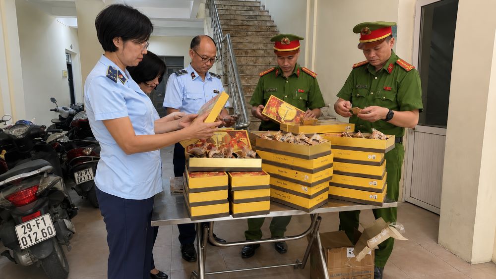 Phát hiện 200 bánh Trung thu không rõ nguồn gốc, xuất xứ trong quá trình kiểm tra tại Hà Nội.
