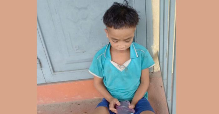 A Quốc mang điện thoại có hình cha đã mất
