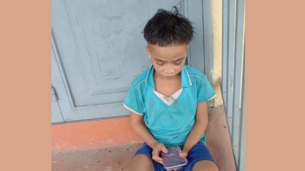 A Quốc mang điện thoại có hình cha đã mất