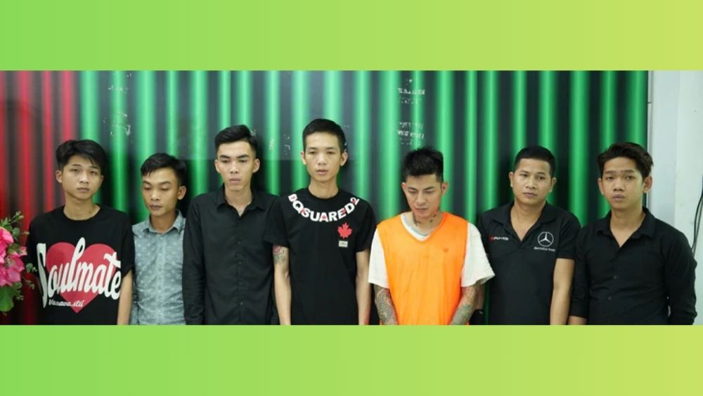 Công an bắt khẩn cấp 7 người ở phường Chợ Quán