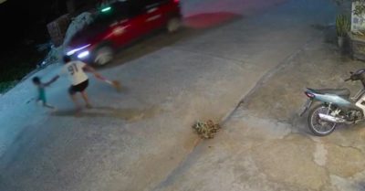 Người đàn ông kéo bé gái 2 tuổi khỏi đầu ô tô trong gang tấc