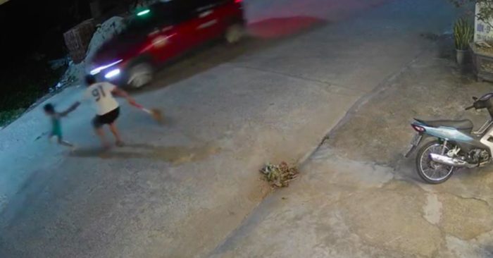 Người đàn ông kéo bé gái 2 tuổi khỏi đầu ô tô trong gang tấc