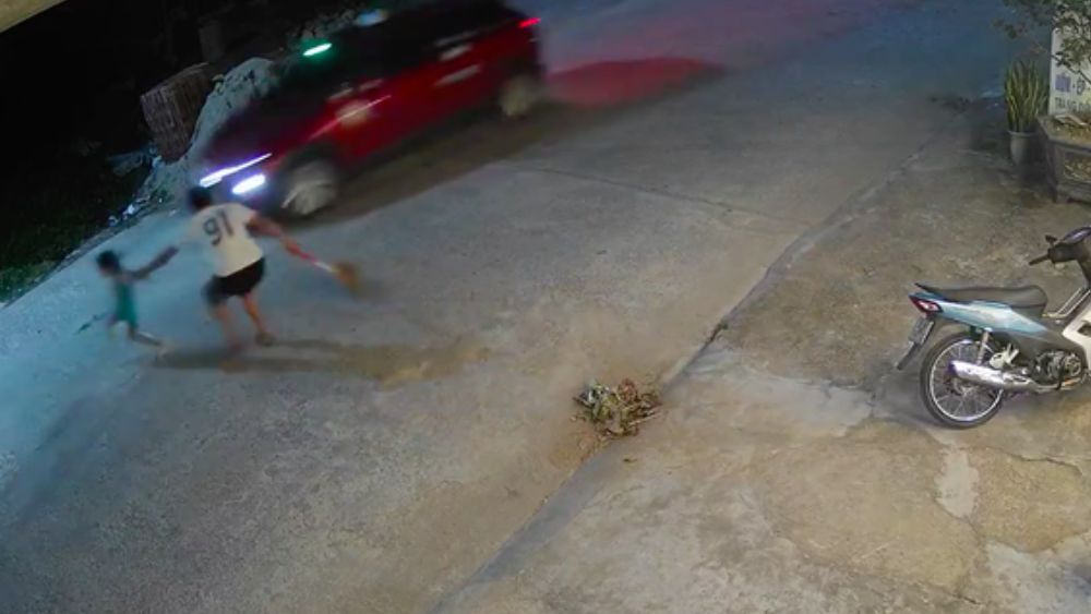 Anh Diệu kịp thời kéo bé gái khỏi đầu ô tô