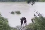 Người đàn ông chạy xe máy đón đầu, lao xuống sông cứu cụ bà bị lũ cuốn