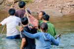 Băng rừng 15km, vượt 4 con suối khiêng người bị rắn cắn đi cấp cứu