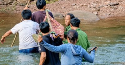 Băng rừng 15km, vượt 4 con suối khiêng người bị rắn cắn đi cấp cứu
