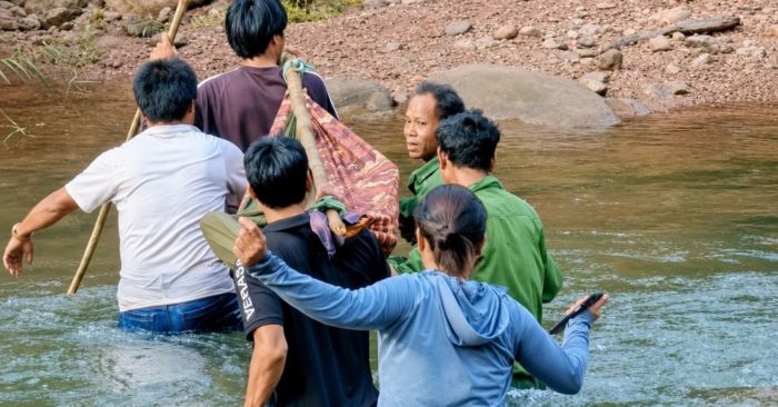 Băng rừng 15km, vượt 4 con suối khiêng người bị rắn cắn đi cấp cứu