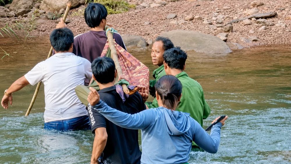 người dân Dốc Mây cứu người bị rắn cắn