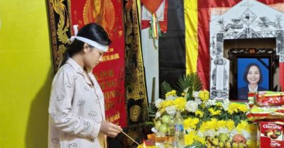 Vợ qua đời đột ngột, người cha mất một chân gồng gánh nuôi 3 con