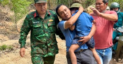 Cậu bé và chú chó Đen cùng trở về sau một đêm bị lạc trong rừng