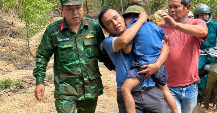 Cậu bé và chú chó Đen cùng trở về sau một đêm bị lạc trong rừng