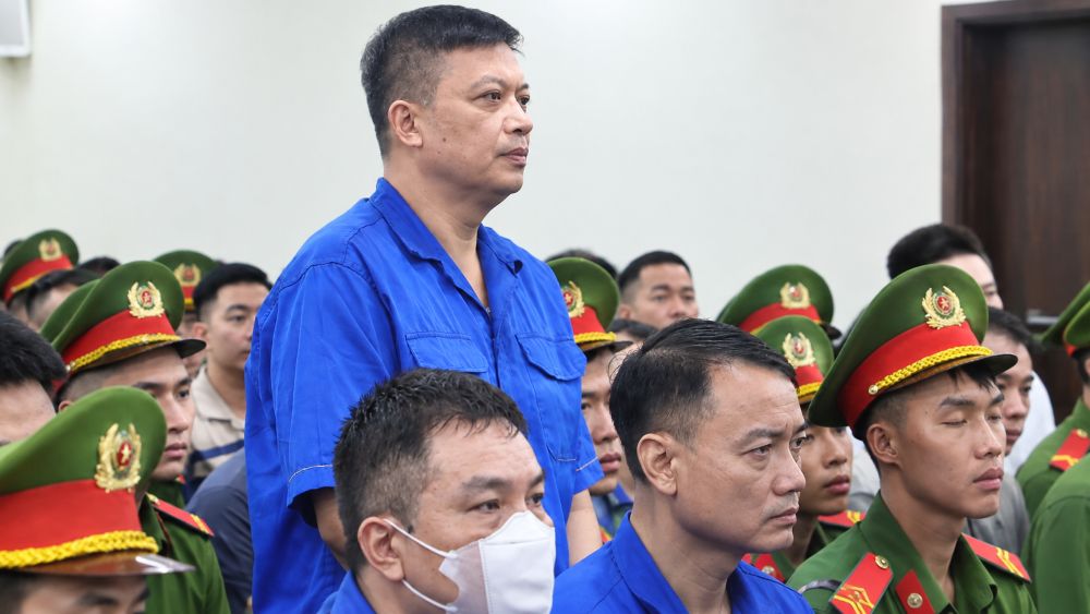 Bị cáo Hoàng Mạnh Hà tại tòa trong vụ án liên quan khoản 150.000 USD được khai để “lo việc” cho hai công ty sữa.