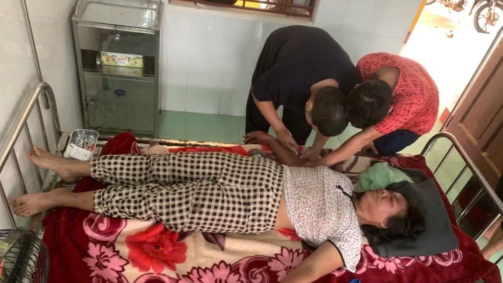 :Cấp cứu người phụ nữ bị ong vò vẽ đốt