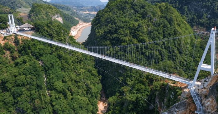 Bạch Long phá kỷ lục cầu kính dài nhất thế giới