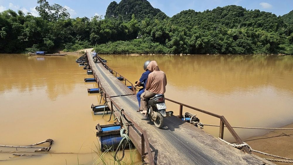 Cầu phao thôn Đồng Phú qua sông Gianh