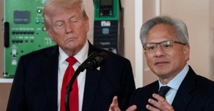 Jensen Huang bật loa ngoài giữa cuộc gọi bất ngờ của Trump
