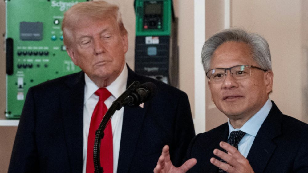 CEO NVIDIA Jensen Huang nhận điện thoại từ Tổng thống Trump ngay trên sân khấu, đưa ra tuyên bố khẩn về định hướng phát triển AI.