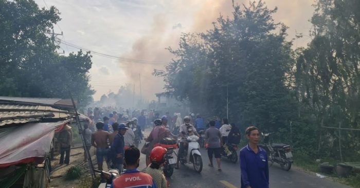 Căn nhà khóa kín vẫn bốc cháy dữ dội giữa buổi chiều
