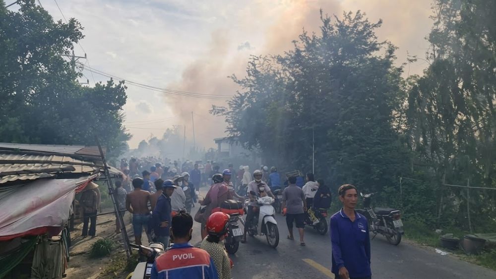 Vụ cháy nhà yến ven quốc lộ 30 ở Đồng Tháp tạo ra giao thông qua khu vực ùn tắc kéo dài, năng lượng khẩn cấp bùng cháy.