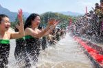 Nghi thức gội đầu bên suối của thiếu nữ Thái